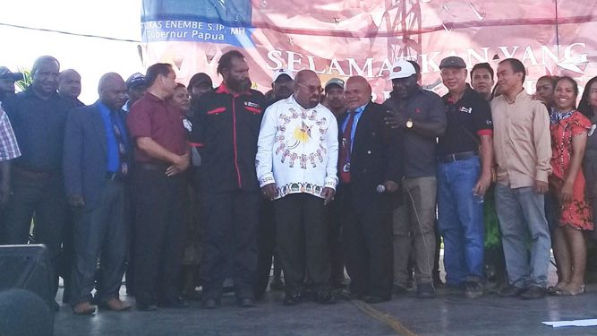 Lukas Enembe bersama Ketua KPA dan para relawan penanggulangan HIV AIDS KPA/ VJ