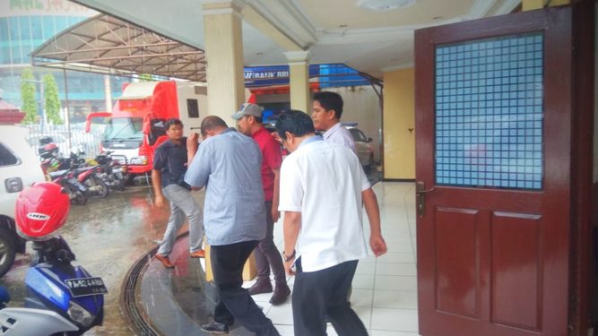 DJM saat keluar dari ruang penyidik POLDA Papua/ BM