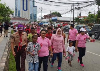 Ibu Kristine Mano bersama anak jalanan saat berjalan santai