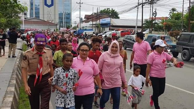 Ibu Kristine Mano bersama anak jalanan saat berjalan santai