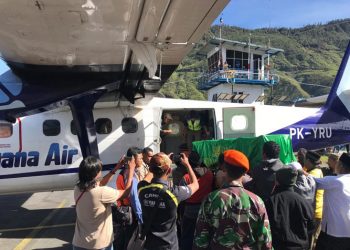 Jenazah Korban Penembakan Puncak Jaya diterbangkan gunakan Pesawat Trigana Air dengan No. pesawat PK-YRU/ BM