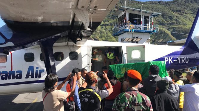 Jenazah Korban Penembakan Puncak Jaya diterbangkan gunakan Pesawat Trigana Air dengan No. pesawat PK-YRU/ BM
