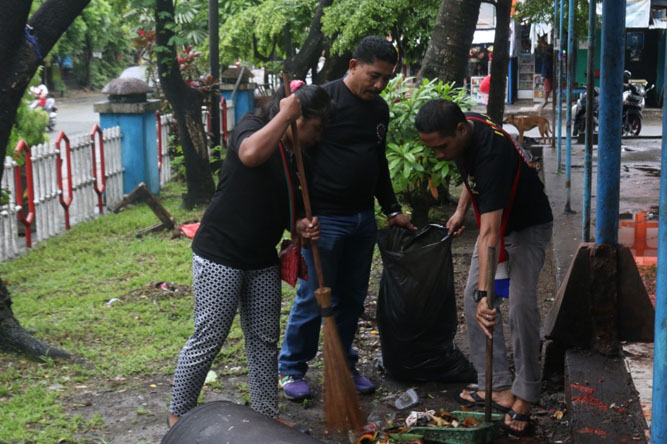 Aksi Bersih Pemuda Paparisa dan IPPJ di Taman Mesran