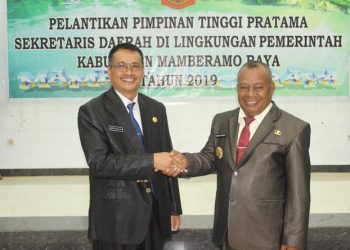 Bupati Mambra Jabat Tangan dengan Sekda Baru