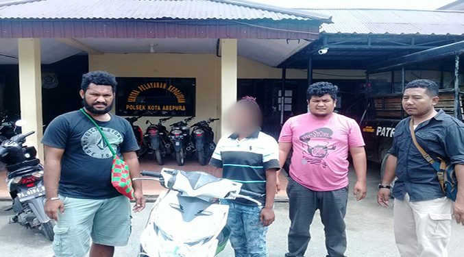 pelaku MY yang diduga penadah motor hasil curian yang diamankan bersama barang bukti/ BM
