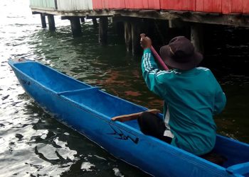 perahu tradisional sentani tanpa seman atau penyeimbang/ VJ