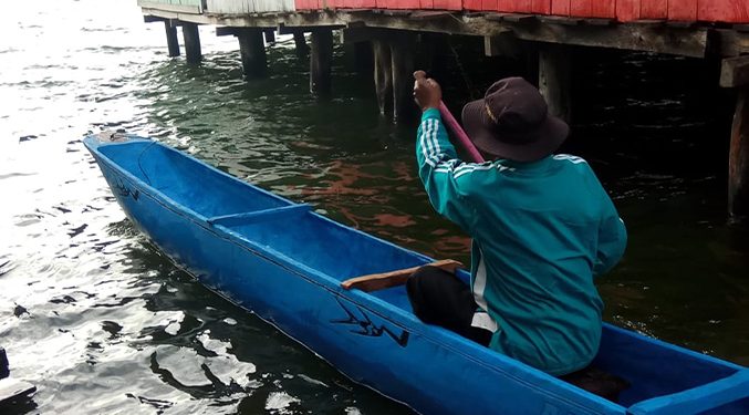 perahu tradisional sentani tanpa seman atau penyeimbang/ VJ