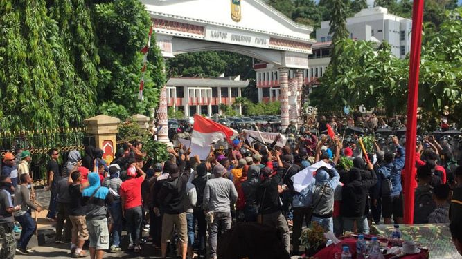 Ratusan massa tuntut Ketua KPU Papua dicopot (simulasi pengamanan Pilpres)/ BM