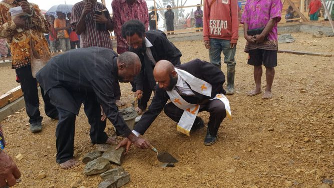 Wakil sekertaris klasis GKI Yalimo Anggruk Kab Yahukimo, meletakkan batu pertama