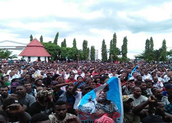 Masa Pendemo di halaman kantor Gubernur Papua/ BM