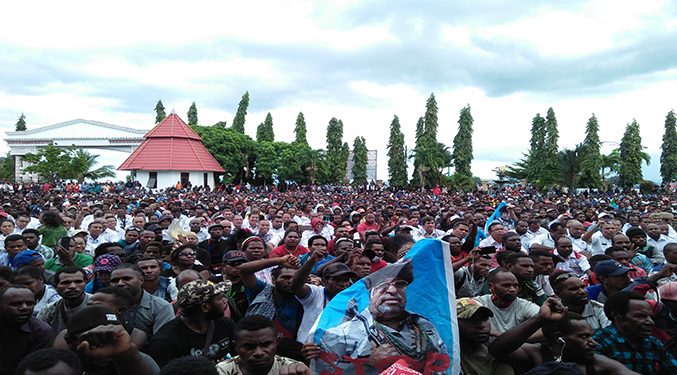 Masa Pendemo di halaman kantor Gubernur Papua/ BM