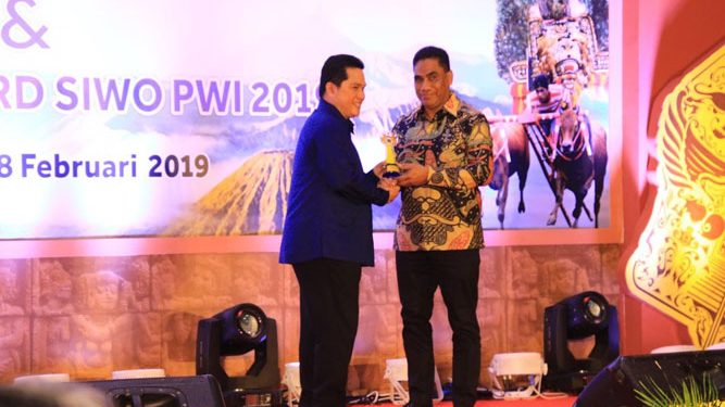 Diwakili Sekda Provinsi Papua, Lukas Enembe terima penghargaan Golden Award/ BM