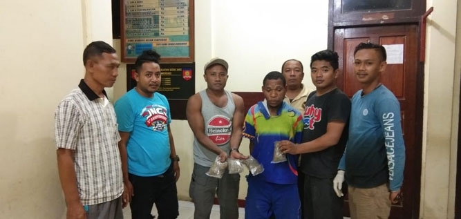 Pelaku menggunakan baju biru hijau saat dibekuk kepolisian Keerom/ BM
