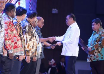 Para peserta dari Papua dan Papua Barat saat penyerahan SAKIP