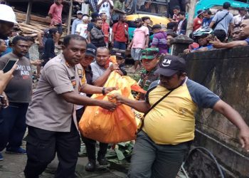 Saat jenazah korban di evakuasi