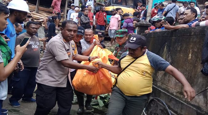 Saat jenazah korban di evakuasi
