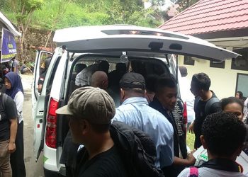 Saat jenazah dievakuasi ke Rumah Sakit Bhayangkara Polda Papua.