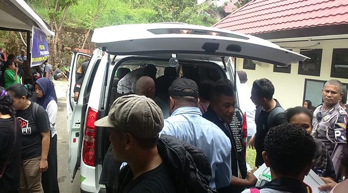 Saat jenazah dievakuasi ke Rumah Sakit Bhayangkara Polda Papua.