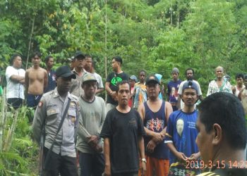 personil pospol SP 2 Polsek Kaureh menuju ke TKP dan dibantu warga mengevakuasi korban