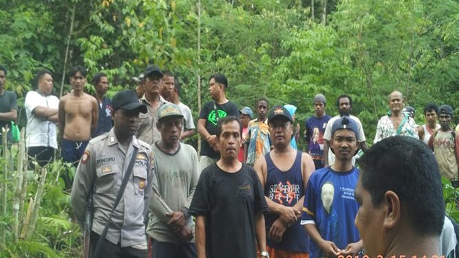 personil pospol SP 2 Polsek Kaureh menuju ke TKP dan dibantu warga mengevakuasi korban