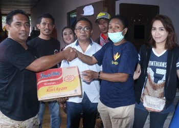 Organisasi kepemudaan Paparisa Maluku di Tanah Papua (PMTP) sambangi korban banjir bandang Sentani, Selasa (20/3/2019)