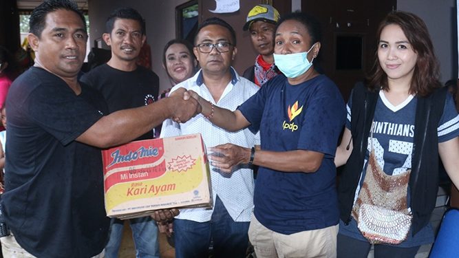Organisasi kepemudaan Paparisa Maluku di Tanah Papua (PMTP) sambangi korban banjir bandang Sentani, Selasa (20/3/2019)