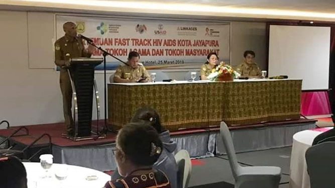 Walikota Jayapura Benhur Tommy Mano saat membahas program percepatan atau Fast Track yang menargetkan tahun 2030 bebas Orang Dengan HIV / AIDS (ODHA).
