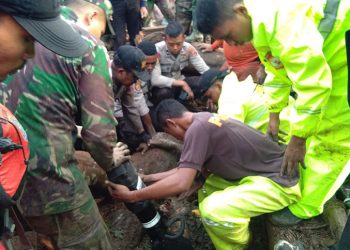 TNI, Polri dan masyarakat untuk membantu evakuasi korban bencana banjir badang di Sentani, Kabupaten Jayapura, (17/03/2019).