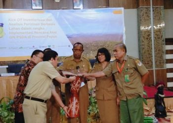 Peluncuran Aplikasi SST ditandai dengan penabuhan tifa bersama