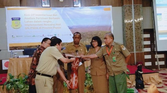 Peluncuran Aplikasi SST ditandai dengan penabuhan tifa bersama