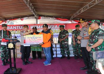 Panglima TNI dan Kapolri Serahkan Bantuan secara simbolis
