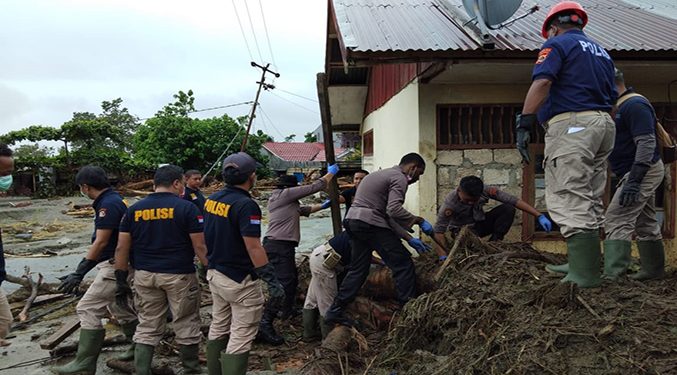 proses evakuasi dan pencarian korban banjir bandang sentani di Kampung Kemiri, Kabupaten Jayapura.