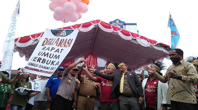 Deklarasi Rapat Umum Terbuka Pemilu Damai 2019 ditandai dengan pelepasan balon ke udara di taman Imbi, Kota Jayapura.