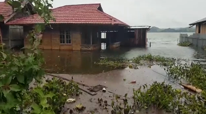salah satu rumah warga yang terkena dampak meluapnya air danau Sentani