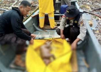 Tim SAR DITPOLAIRUD Polda Papua evakuasi bayi 5 tahun korban banjir Bandang