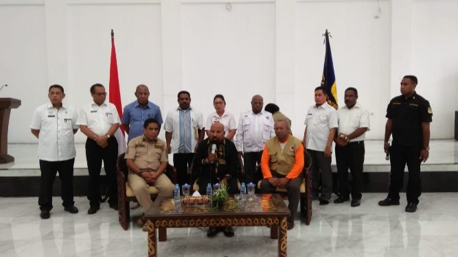 Lukas Enembe saat jumpa pers di gedung negara