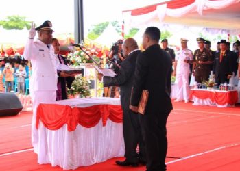 Gubernur Papua Lukas Enembe saat melantik Bupati Biak Herry Ario Naap