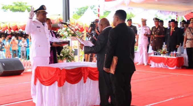 Gubernur Papua Lukas Enembe saat melantik Bupati Biak Herry Ario Naap