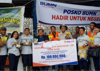 Perum Bulog Divisi Regional Papua dan Papua Barat menyerahkan bantuan kemanusiaan bagi korban banjir bandang di Sentani, Kabupaten Jayapura.