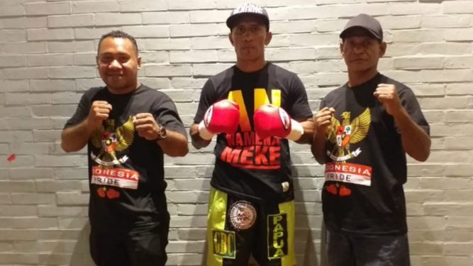 Geisler Ap (tengah) menang KO atas petinju Thailand