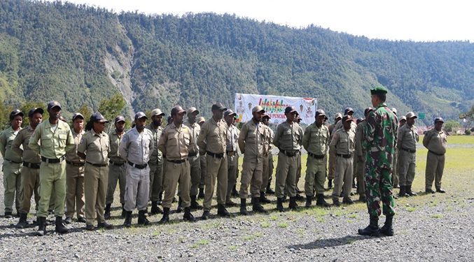 Yonif Mekanik Raider 412/BES Kostrad memberikan pembinaan pelatihan PBB kepada anggota SatPol PPPemerintah Kabupaten Puncak Jaya