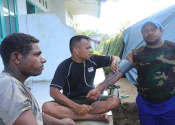 Kodim 1708/BN berikan pelayanan pengobatan gratis kepada warga Desa Makmakerbo, Distrik Oridek, Kabupaten Biak Numfor, Senin (11/3/2019).