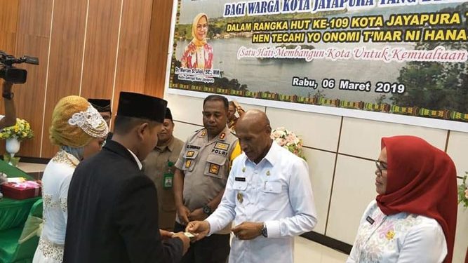 Walikota BTM Penyerahan Buku Nikah kepada peserta nikah masal