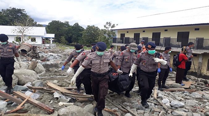 Tim gabungan Polda Papua di bantu personil K-9 kembali mengevakuasi satu jenazah korban banjir bandang sentani