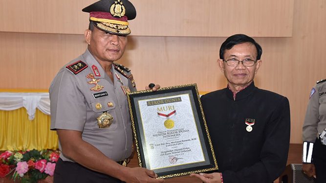 Penghargaan rekor MURI diserahkan tim Direktur Muri, Yusuf Ngadri kepada Kapolda Papua, Irjen Pol. Martuani Sormin di Aula Rastrasamara Polda Papua, Senin (18/3/2019)