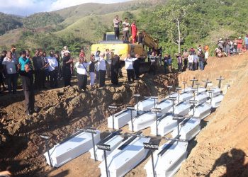 Pemakaman massal 20 jenazah korban banjir bandang sentani di TPU Efaa Nolokla, Kampung Harapan, Distrk Sentani Timur, Kabupaten Jayapura
