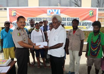 Penyerahan bantuan untuk korban banjir bandang sentani