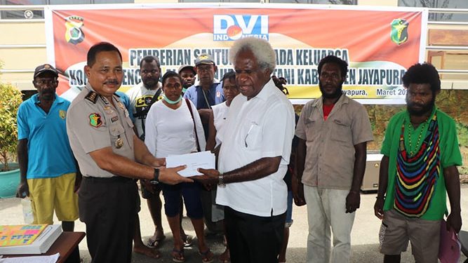 Penyerahan bantuan untuk korban banjir bandang sentani
