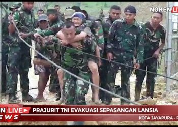 Prajurit TNI Evakuasi Sepasangan Lansia