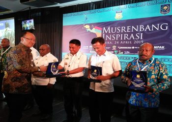 Sekretaris daerah Kabupaten Lanny Jaya, Christian Sohilait saat menerima penghargaan